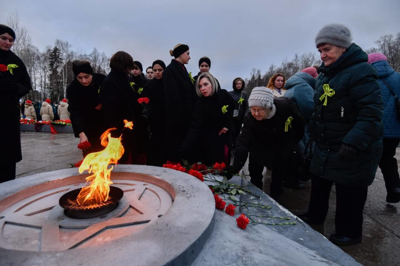 Возложение цветов к Вечному огню